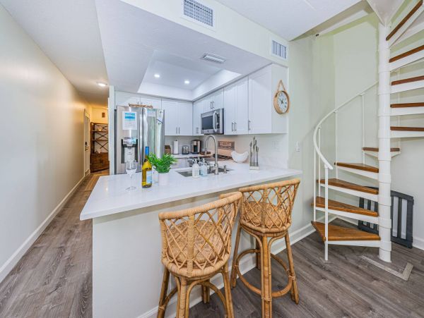 Stunning Belleair Beach Townhouse: Ocean Views & Pool Access