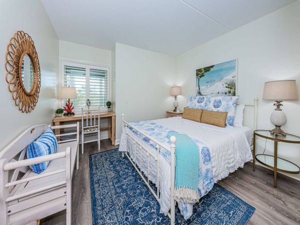 Stunning Belleair Beach Townhouse: Ocean Views & Pool Access