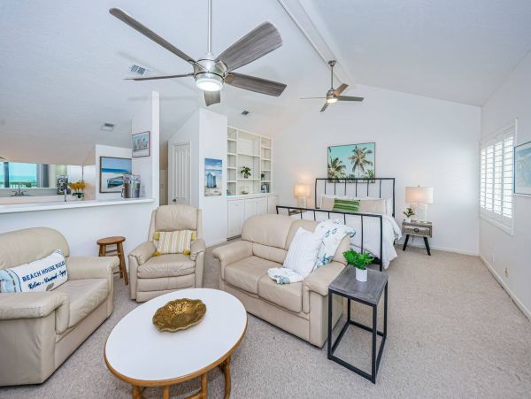 Stunning Belleair Beach Townhouse: Ocean Views & Pool Access