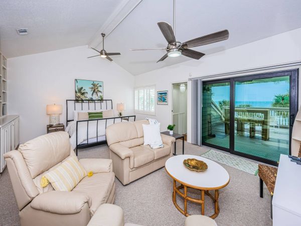 Stunning Belleair Beach Townhouse: Ocean Views & Pool Access