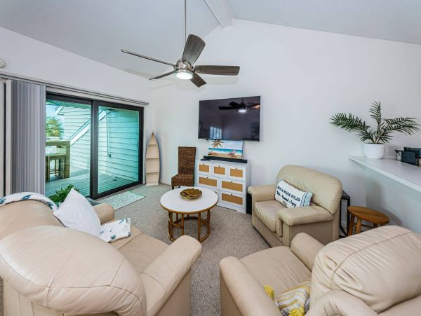 Stunning Belleair Beach Townhouse: Ocean Views & Pool Access