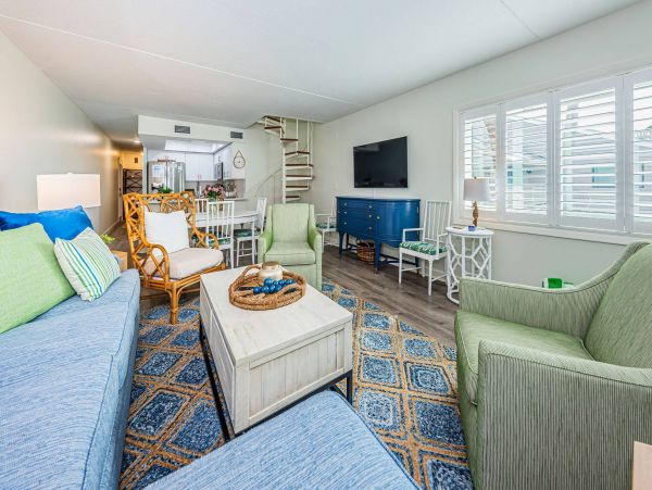 Stunning Belleair Beach Townhouse: Ocean Views & Pool Access