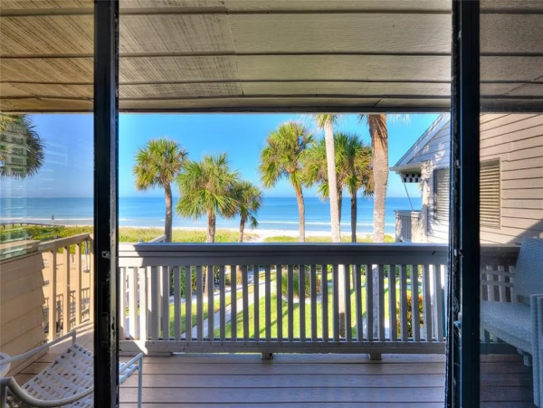 Stunning Belleair Beach Townhouse: Ocean Views & Pool Access