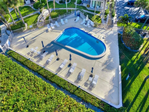 Stunning Belleair Beach Townhouse: Ocean Views & Pool Access