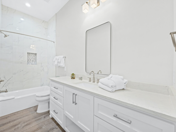 This magnificent two Home Residence can Accommodate 32 Guests WOW
