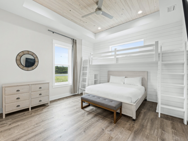 This magnificent two Home Residence can Accommodate 32 Guests WOW