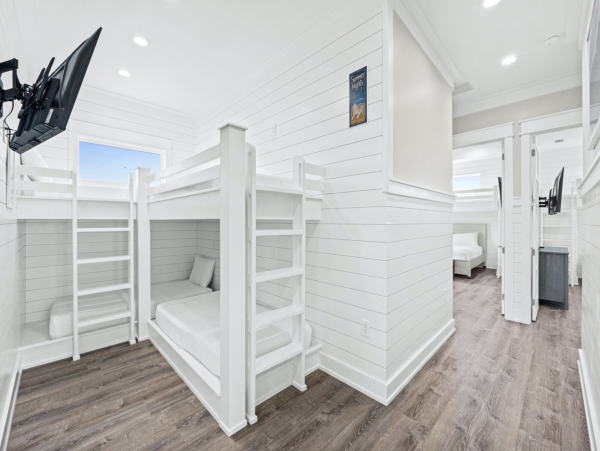 This magnificent two Home Residence can Accommodate 32 Guests WOW