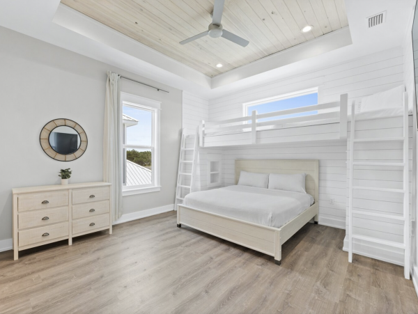 This magnificent two Home Residence can Accommodate 32 Guests WOW