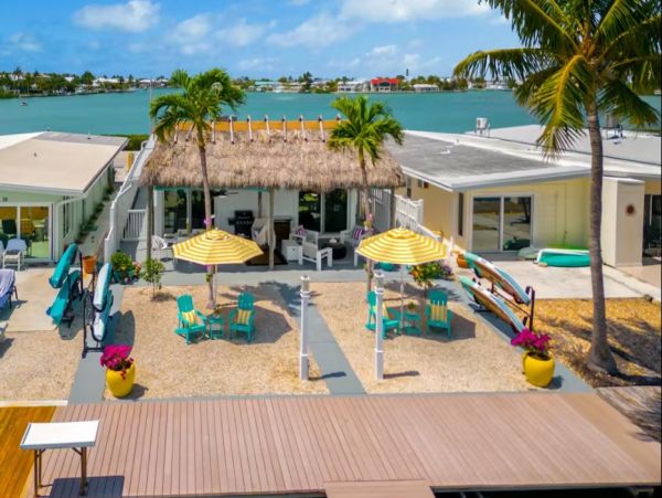 Oceanfront Four Bedroom Lovely Vacation Rental in Key Colony Beach