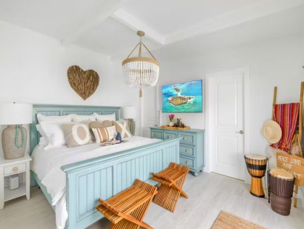 Oceanfront Four Bedroom Lovely Vacation Rental in Key Colony Beach
