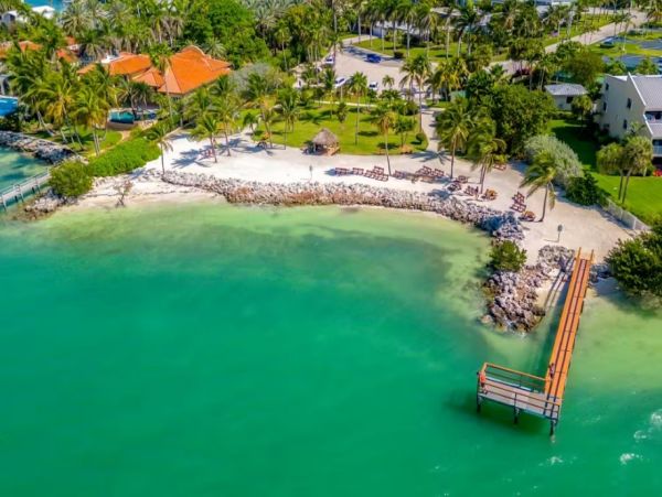 Oceanfront Four Bedroom Lovely Vacation Rental in Key Colony Beach