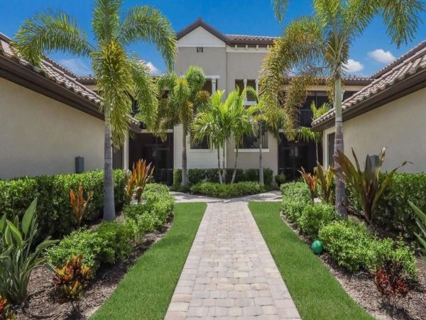 Lake Front Two Bedroom Rental Condo in Lakewood Ranch