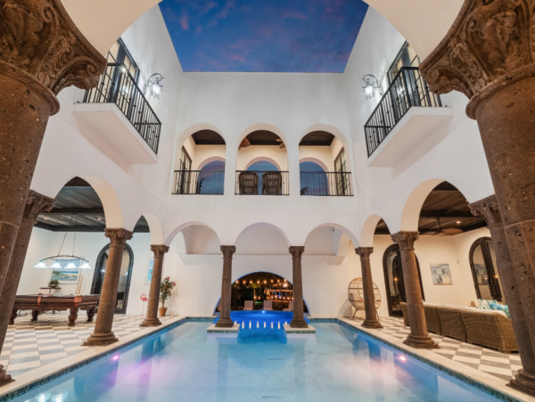 Luxurious Sarasota Rental: Waterfront, Pool, Sleeps 10