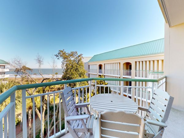 Beautiful and Cozy 5th Floor Beachfront Condo in Hilton Head