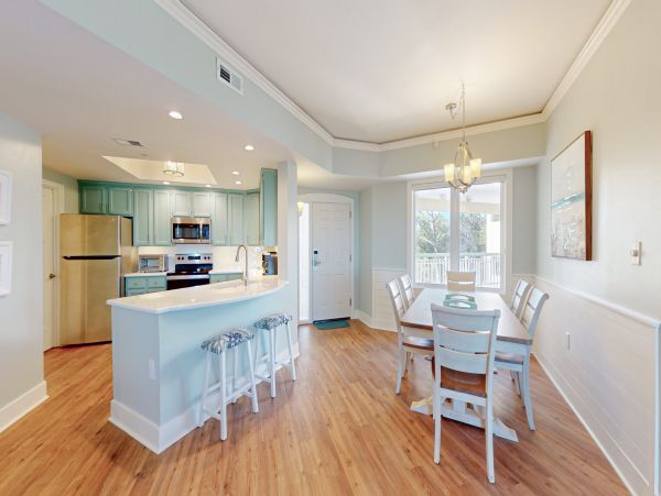 Beautiful and Cozy 5th Floor Beachfront Condo in Hilton Head