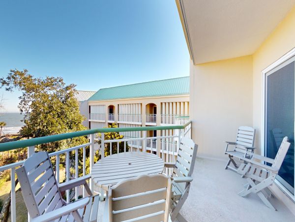 Beautiful and Cozy 5th Floor Beachfront Condo in Hilton Head
