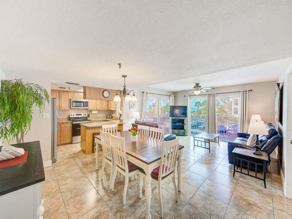 Cozy Vacation Condo with Ocean Views in Redington Shores
