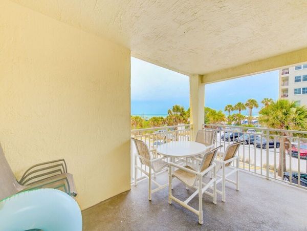Cozy Vacation Condo with Ocean Views in Redington Shores