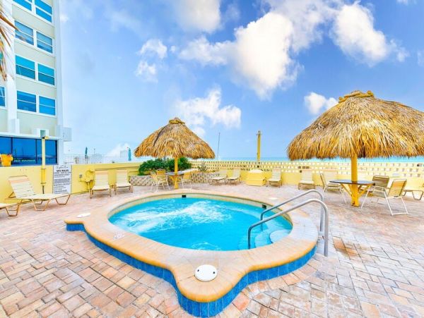 Cozy Vacation Condo with Ocean Views in Redington Shores
