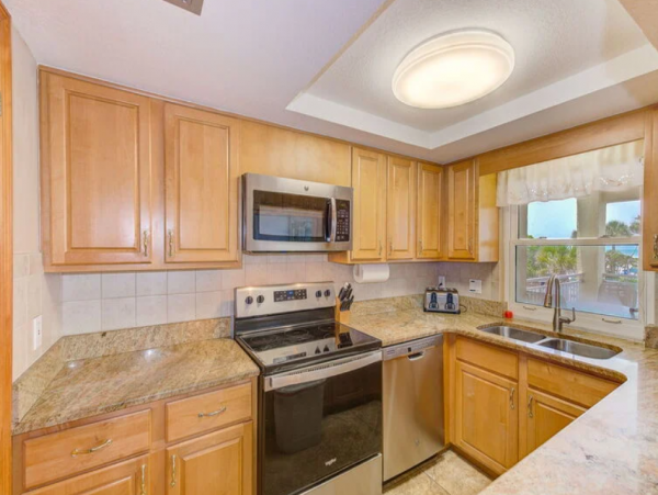 Cozy Vacation Condo with Ocean Views in Redington Shores