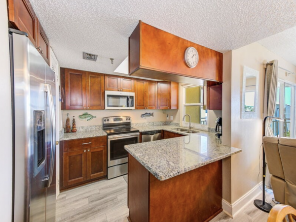Stunning Beachfront Views 3 Bedroom Condo in Redington Shores