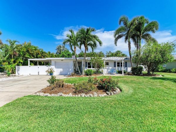 Great Vacation Pool Rental on Anna Maria Island Three bedroom