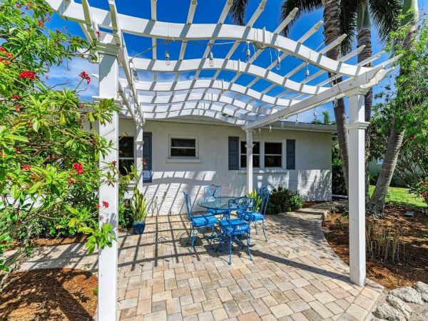 Great Vacation Pool Rental on Anna Maria Island Three bedroom