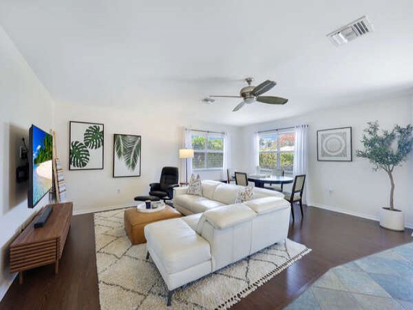 Three Bedroom Tropical Oasis in Naples with Caged Pool