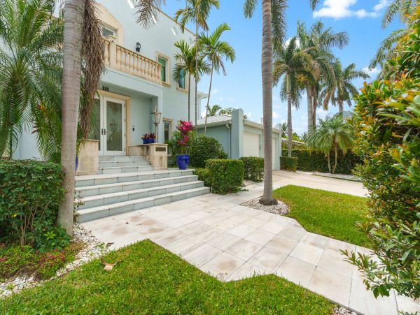 Beach Bliss Awaits in Hollywood Vacation Home