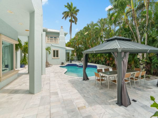 Beach Bliss Awaits in Hollywood Vacation Home