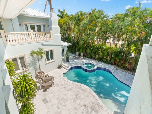 Beach Bliss Awaits in Hollywood Vacation Home