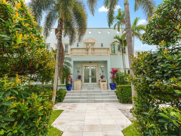 Beach Bliss Awaits in Hollywood Vacation Home