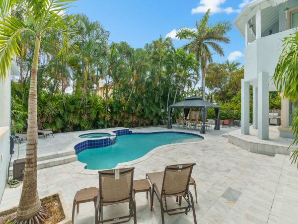 Beach Bliss Awaits in Hollywood Vacation Home
