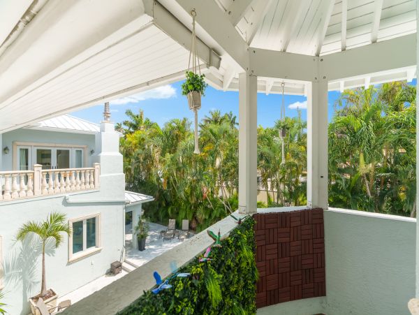 Beach Bliss Awaits in Hollywood Vacation Home