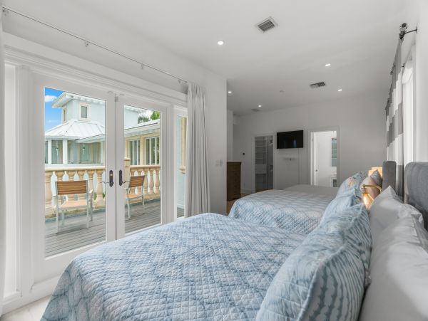 Beach Bliss Awaits in Hollywood Vacation Home