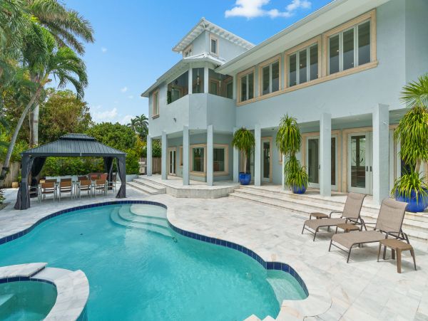Beach Bliss Awaits in Hollywood Vacation Home