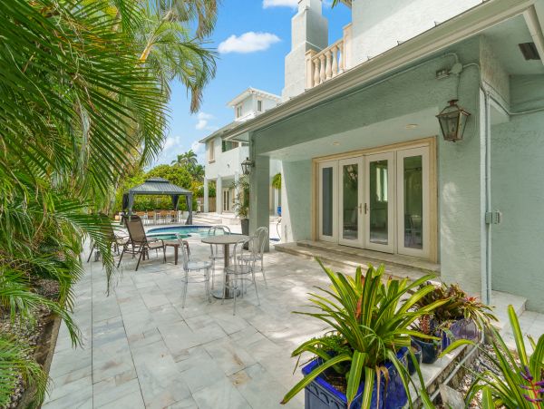 Beach Bliss Awaits in Hollywood Vacation Home