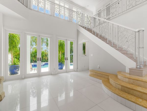 Beach Bliss Awaits in Hollywood Vacation Home