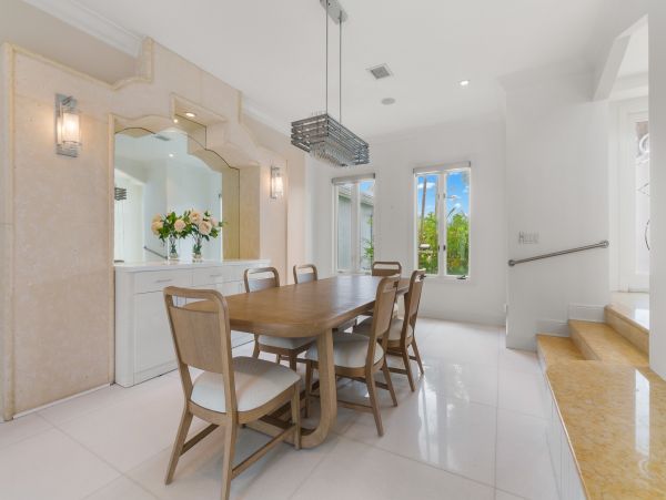 Beach Bliss Awaits in Hollywood Vacation Home