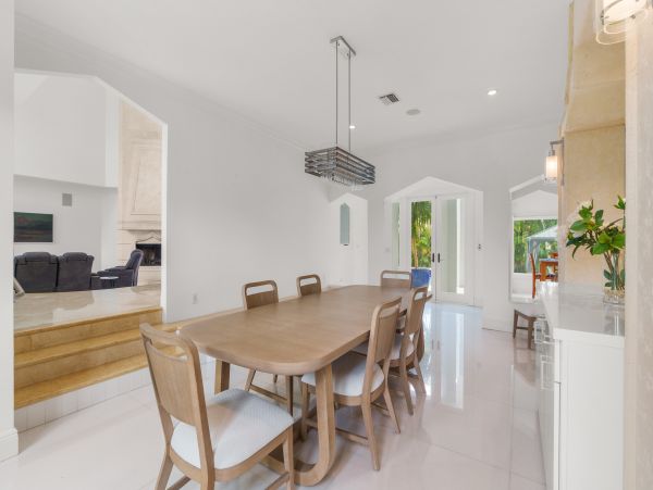 Beach Bliss Awaits in Hollywood Vacation Home