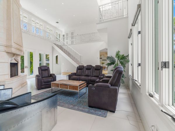 Beach Bliss Awaits in Hollywood Vacation Home