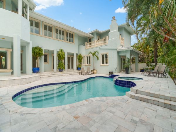 Beach Bliss Awaits in Hollywood Vacation Home