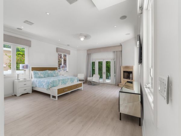 Beach Bliss Awaits in Hollywood Vacation Home