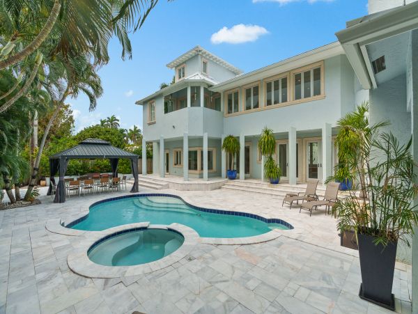 Beach Bliss Awaits in Hollywood Vacation Home