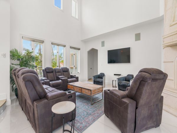 Beach Bliss Awaits in Hollywood Vacation Home