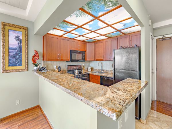 Luxurious Lahaina Condo: Beachfront Pool, Hot Tub, and More