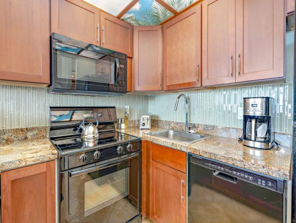 Luxurious Lahaina Condo: Beachfront Pool, Hot Tub, and More