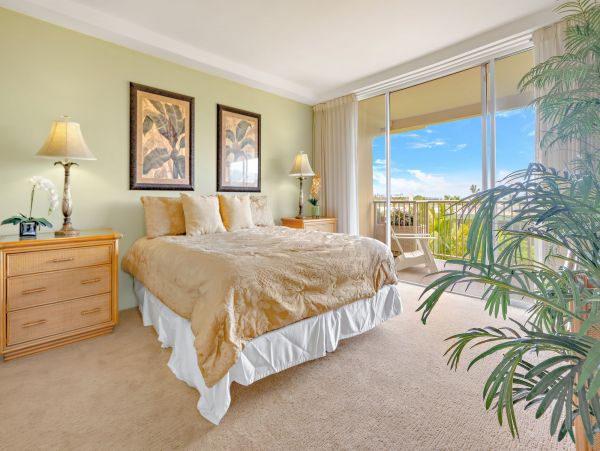 Luxurious Lahaina Condo: Beachfront Pool, Hot Tub, and More