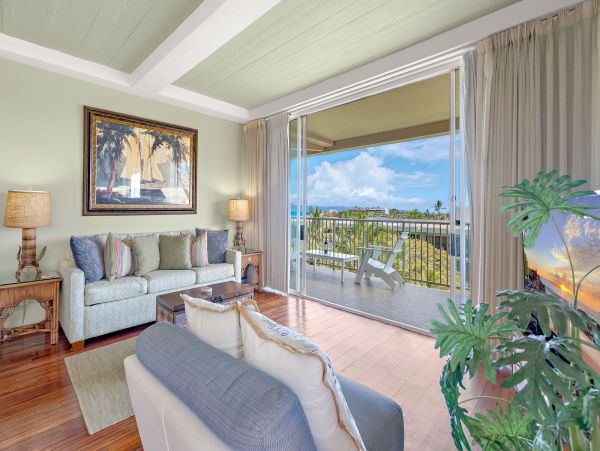 Luxurious Lahaina Condo: Beachfront Pool, Hot Tub, and More
