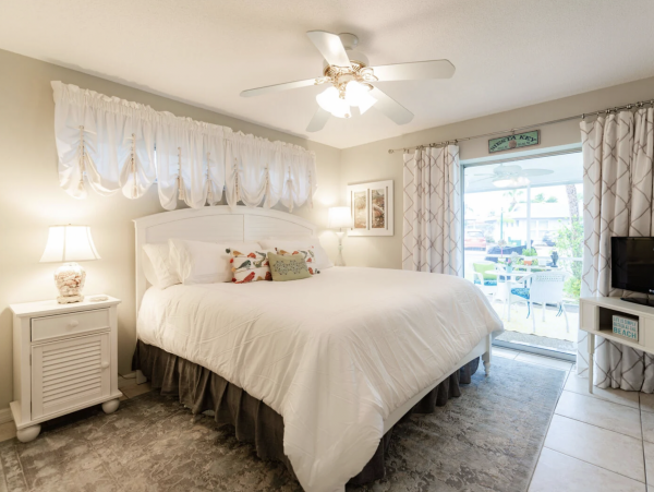 Single Story Free Standing Siesta Key Vacation Villa WOW!